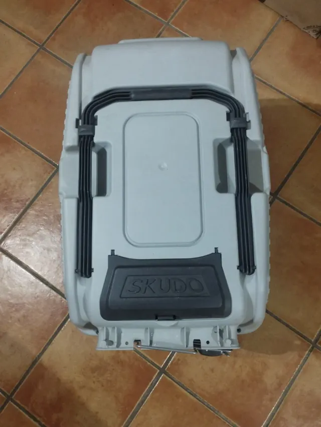 Transportín gris y negro