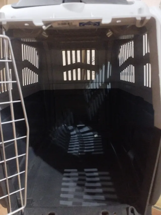 Transportín gris y negro