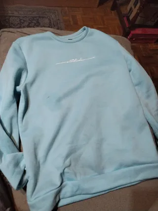 Sudadera azul con texto