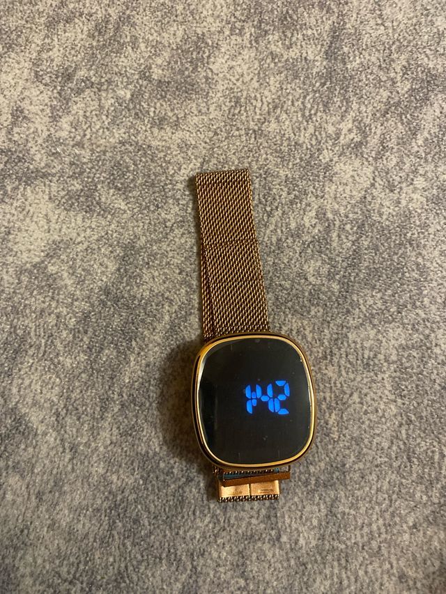 Orologio subacqueo nero e oro