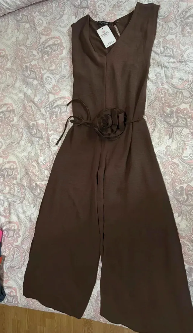 Mono marrón con flor