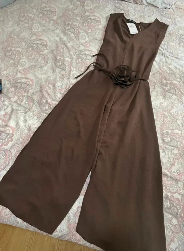 Mono marrón con flor