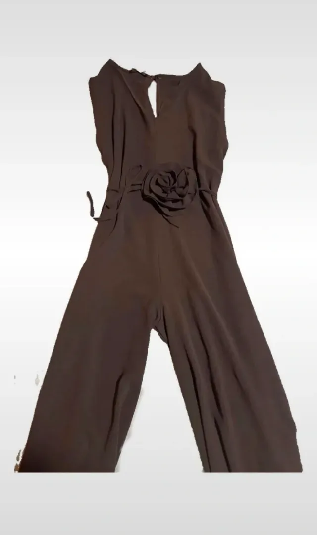 Mono marrón con flor