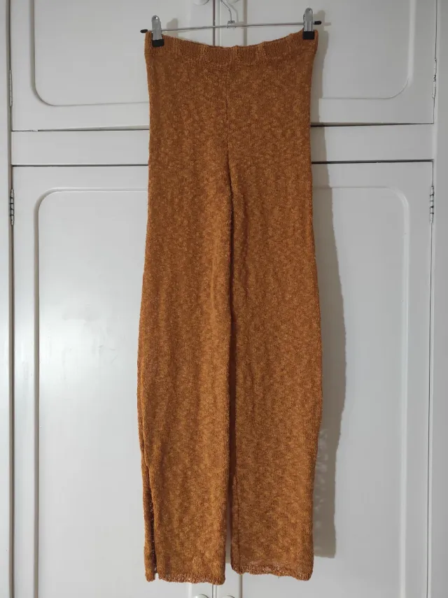 Pantalón acampanado de punto ganchillo ocre