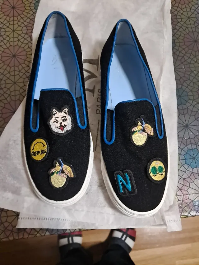 Zapatillas negras con parches intercambiables