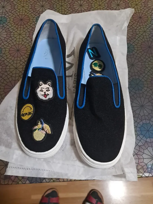 Zapatillas negras con parches intercambiables
