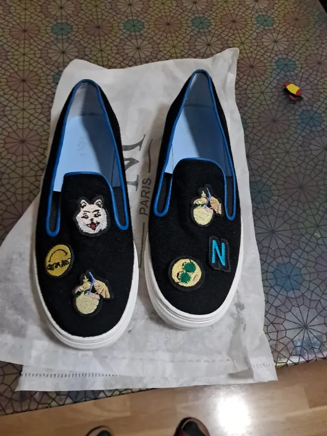 Zapatillas negras con parches intercambiables