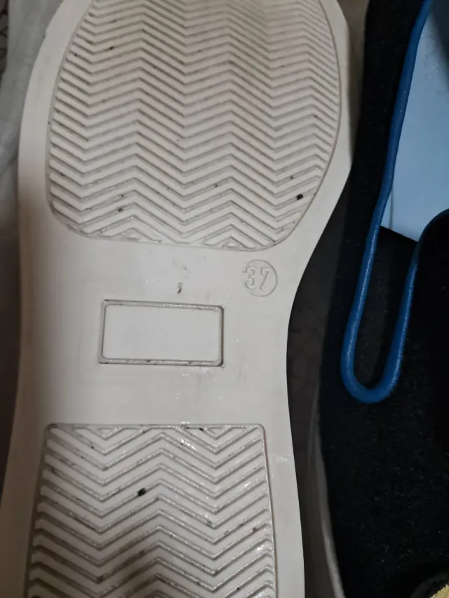 Zapatillas negras con parches intercambiables