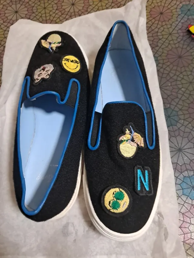 Zapatillas negras con parches intercambiables