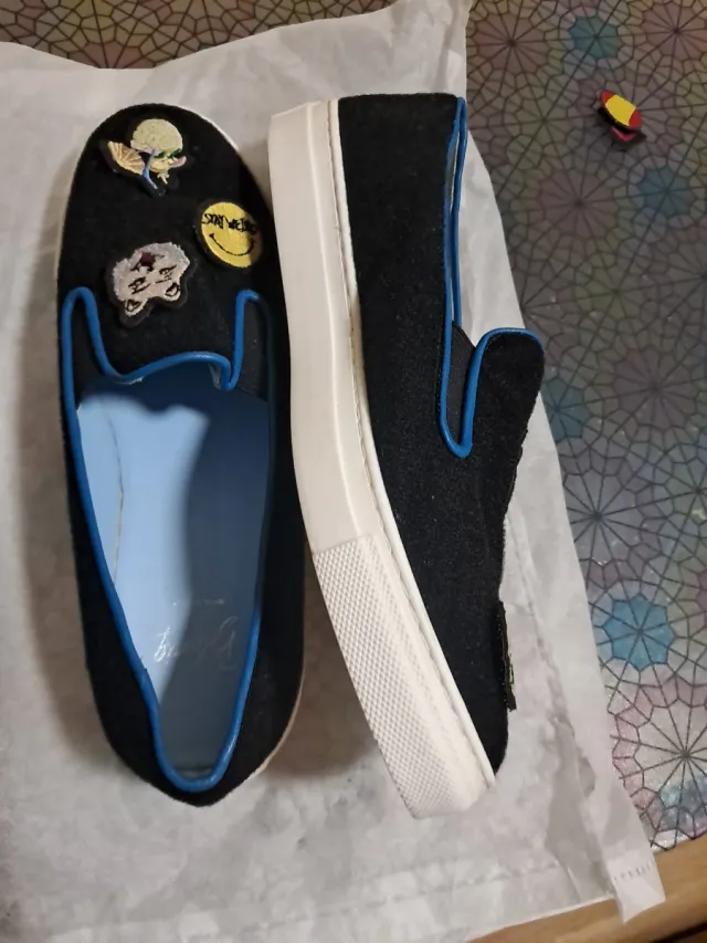 Zapatillas negras con parches intercambiables