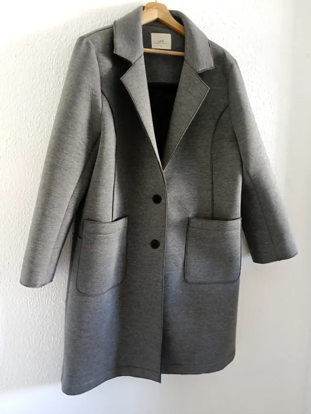 Abrigo gris jaspeado mujer estilo sastre.