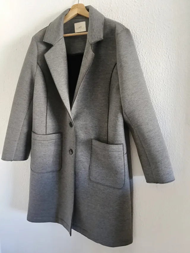 Abrigo gris jaspeado mujer estilo sastre.