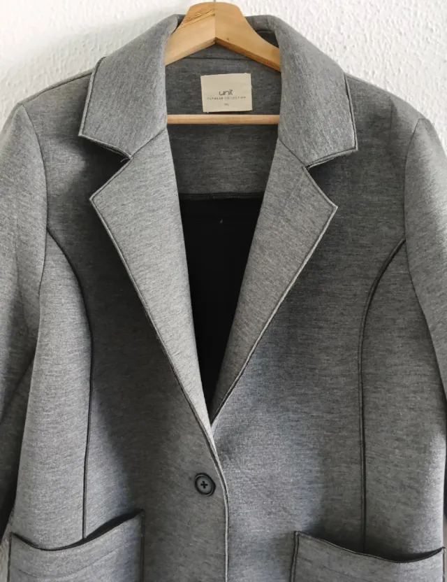 Abrigo gris jaspeado mujer estilo sastre.