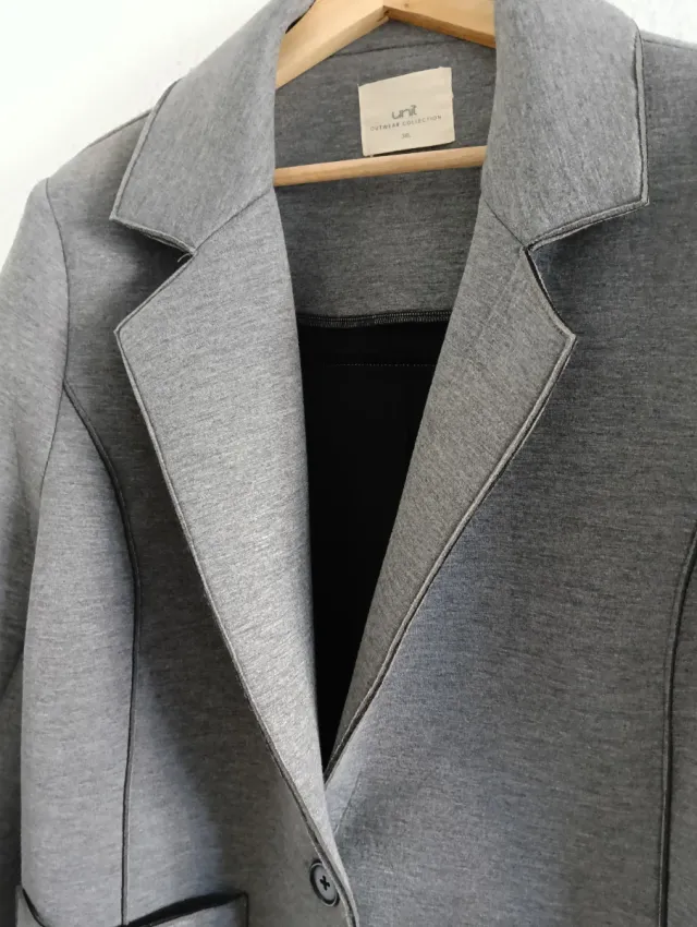 Abrigo gris jaspeado mujer estilo sastre.