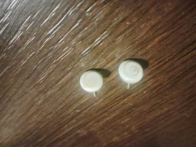 Pendientes espiral beige y blanco