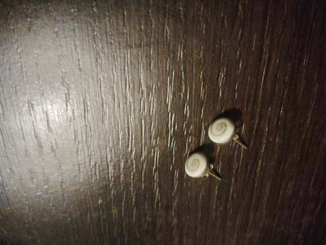 Pendientes espiral beige y blanco