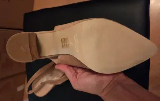 Zapatos de tacón beige y marrón