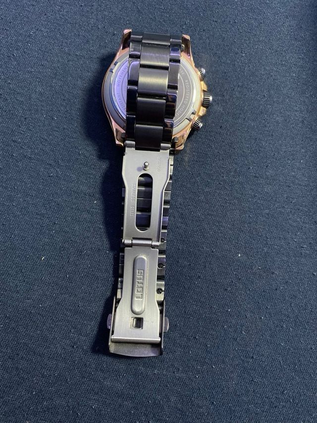 Reloj Lotus