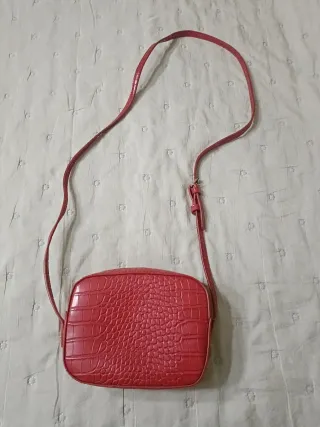 Bolso bandolera rojo efecto piel cocodrilo