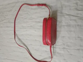 Bolso bandolera rojo efecto piel cocodrilo