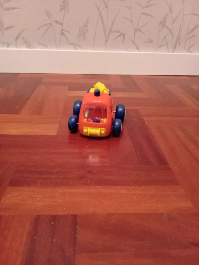 Coche de juguete rojo, azul y amarillo