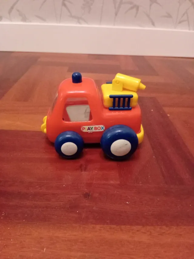 Coche de juguete rojo, azul y amarillo