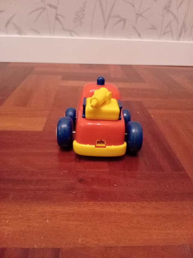 Coche de juguete rojo, azul y amarillo