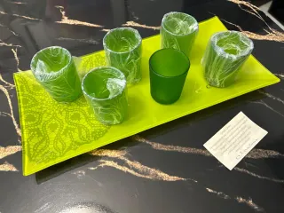 Vassoio e 6 bicchieri verdi