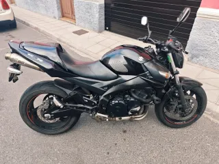 Moto Suzuki Negra