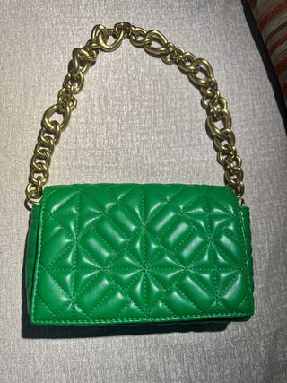 Bolso verde acolchado con cadena dorada.
