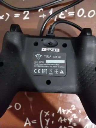 Mando Trust con cable para PC