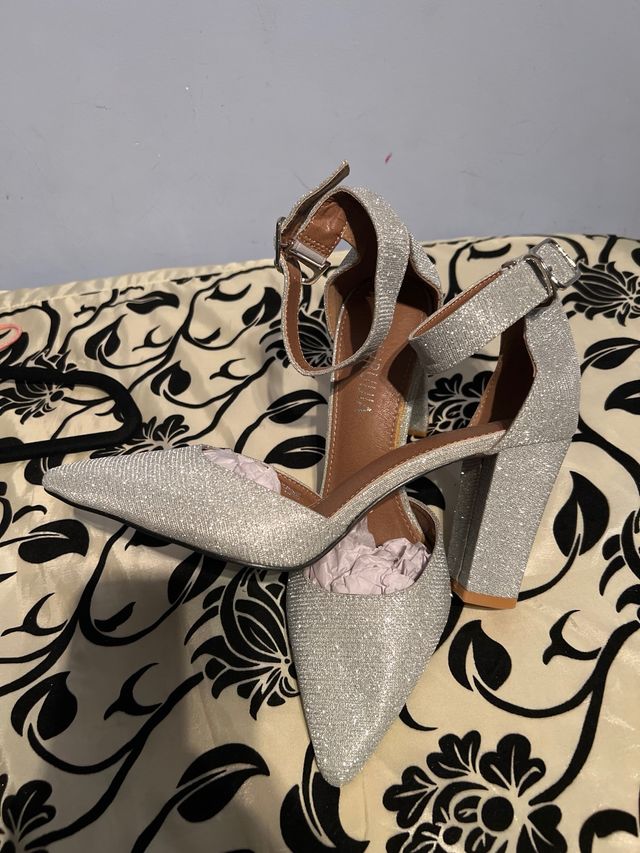 Zapatos de tacón plateados talla 38