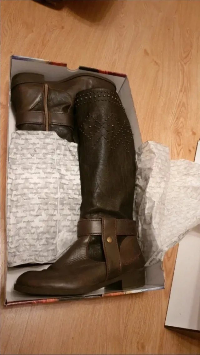 Botas altas Desigual marrones con tachuelas