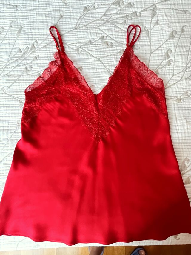 Lencero de raso rojo con encaje