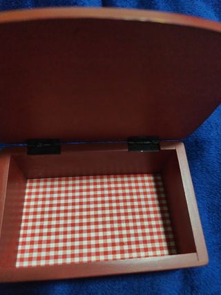 Caja de madera decorada con figura