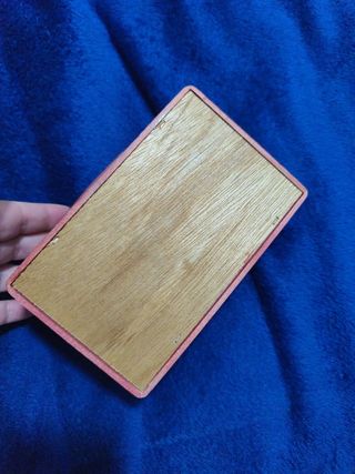 Caja de madera decorada con figura