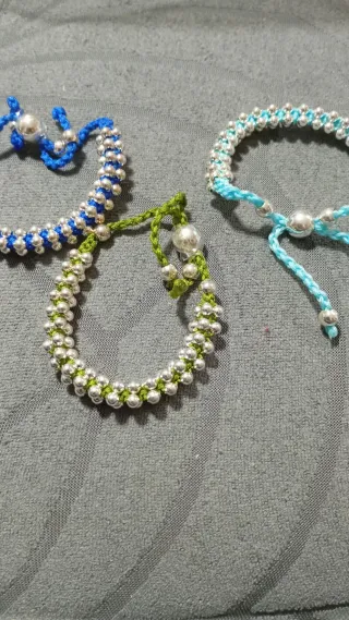 Pulseras de hilo con cuentas plateadas 0'50 cada u