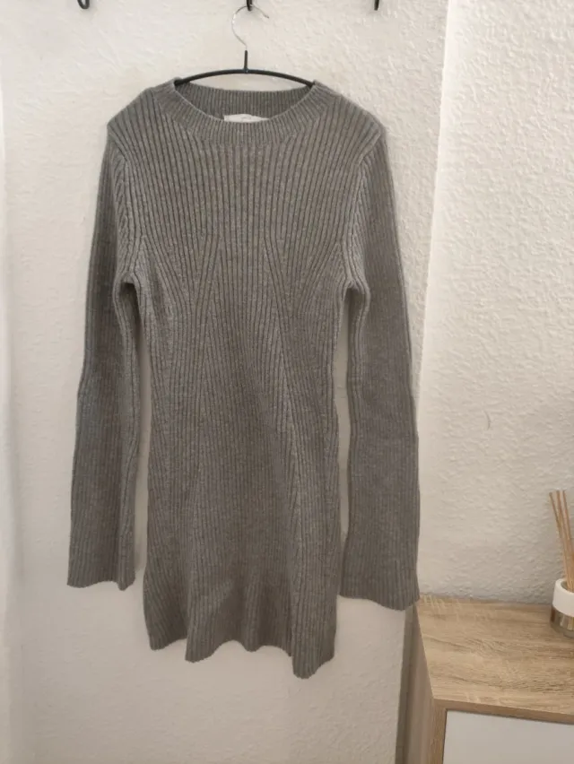 Vestido de lana gris con cintura al cuerpo