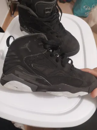 Jordan niño talla 31.5 negro/blanco