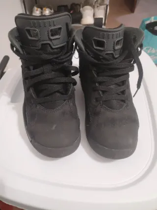 Jordan niño talla 31.5 negro/blanco