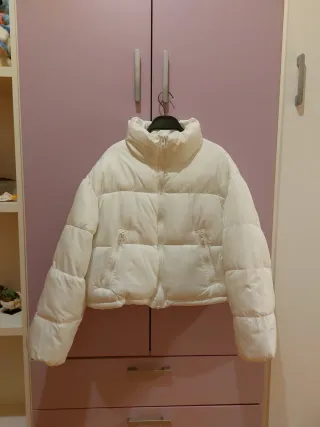 Cazadora corta acolchada blanca. Usada sólo un día