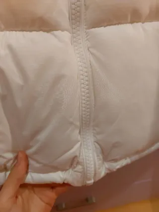 Cazadora corta acolchada blanca. Usada sólo un día