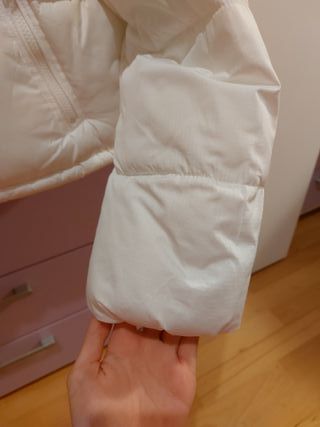 Cazadora corta acolchada blanca. Usada sólo un día
