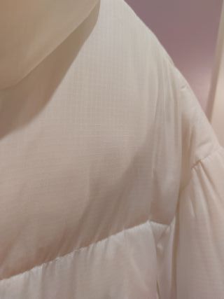 Cazadora corta acolchada blanca. Usada sólo un día