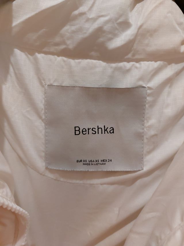 Cazadora corta acolchada blanca. Usada sólo un día