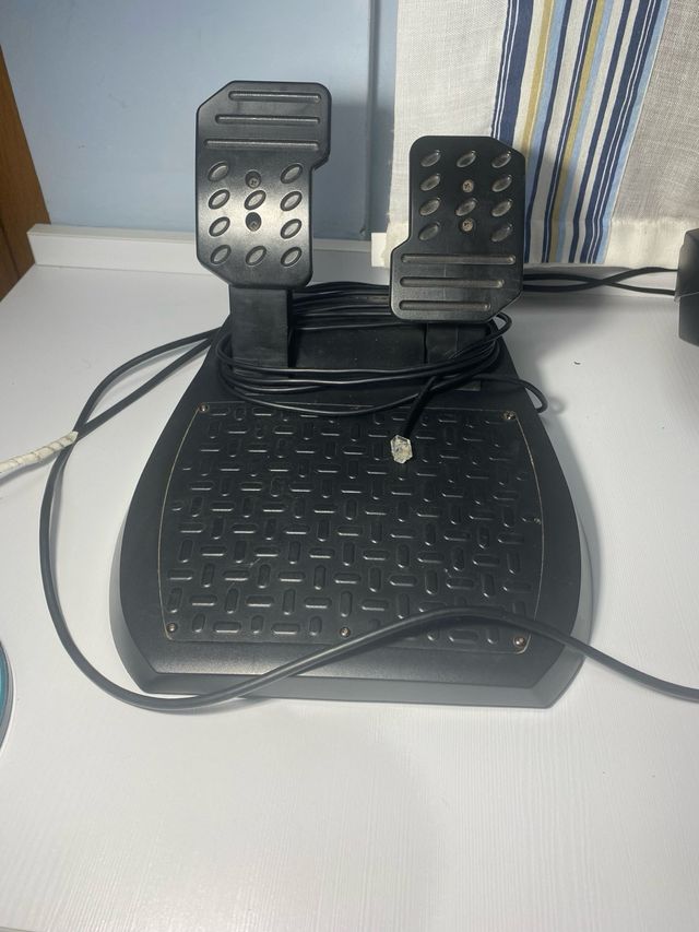 Volante y Pedales Thrustmaster Ferrari