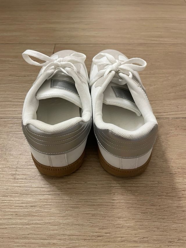 Zapatillas blancas y plateadas talla 38