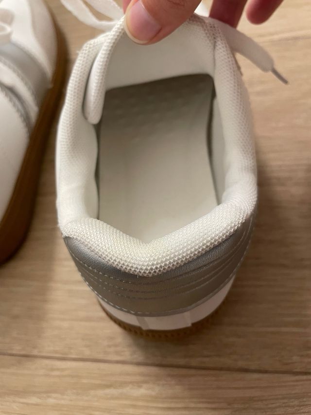 Zapatillas blancas y plateadas talla 38