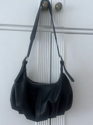 Bolso de hombro negro ideal para salir