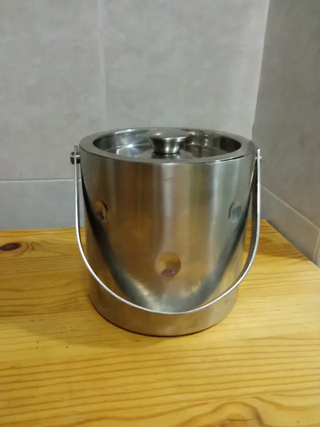 Cubeta de hielo metálica con tapa